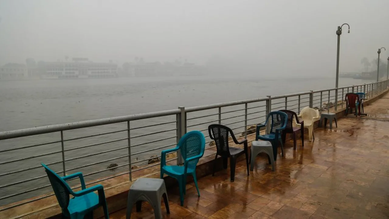 القاهرة تواجه تقلبات جوية مفاجئة مع غيوم كثيفة تحجب ضوء الشمس تماماً